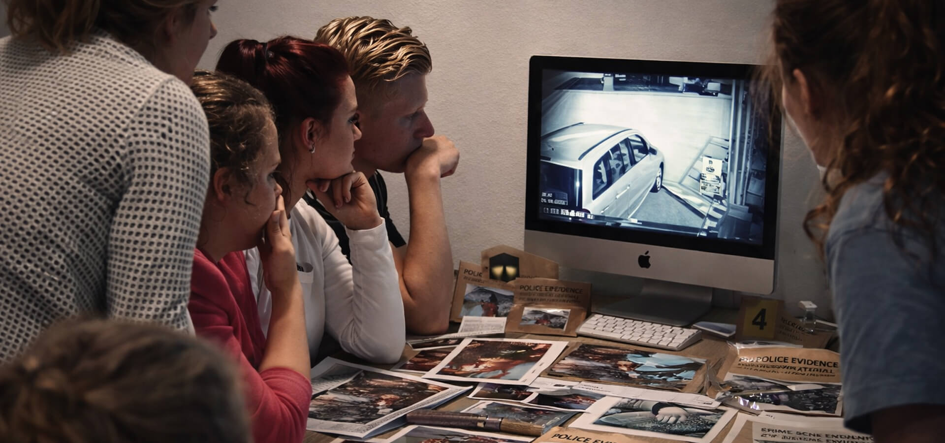 Spelers onderzoeken een moordzaak aan tafel