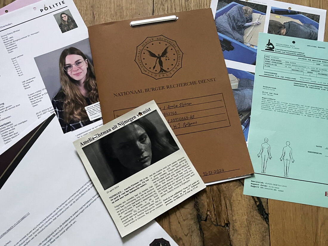 Team rond een tafel met dossiermateriaal en crime database